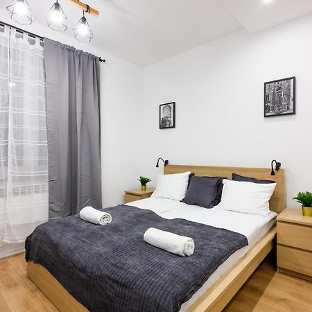 Cracow Rent Apartments - Spacious Apartments For 2-7 People In Quiet Area - Kolberga Street Nr 3 - 10 Min To Main Square By Foot Красков Екстериор снимка