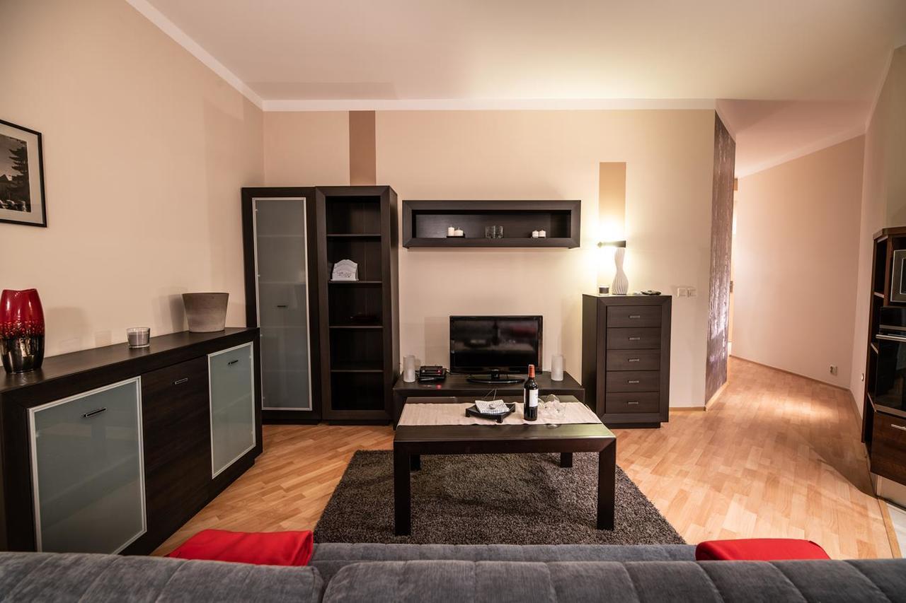 Cracow Rent Apartments - Spacious Apartments For 2-7 People In Quiet Area - Kolberga Street Nr 3 - 10 Min To Main Square By Foot Красков Екстериор снимка